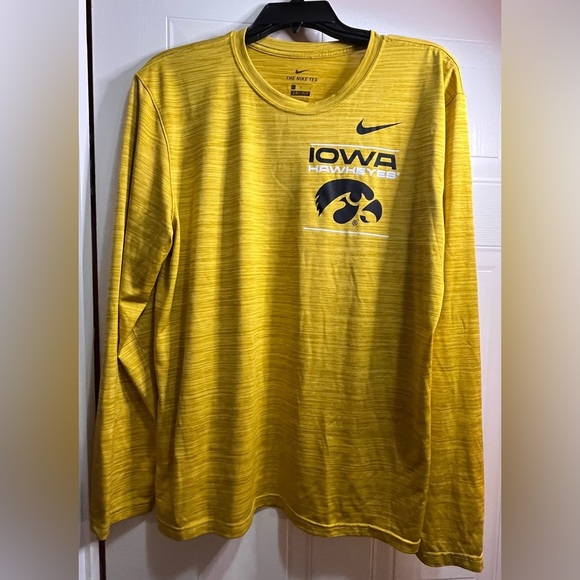 Women’s Nike Dri-Fit Yellow NCAA Iowa Hawkeyes Long Sleeve Size Large Shirt‎ - Picture 1 of 5